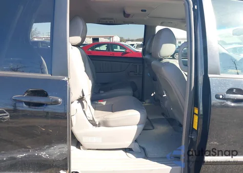 2009 Toyota Sienna Limited z USA, uszkodzony, nr VIN 5TDBK22C69S023573